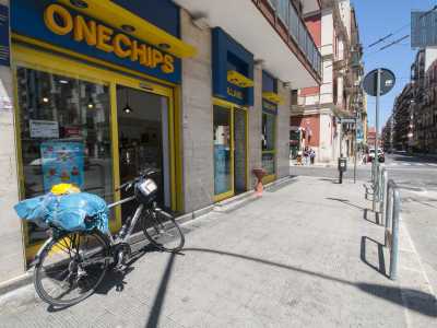Ben pi� recente � la friggitoria olandese presente all�angolo: si trova qui da tre anni ed � specializzata in patatine preparate con la �cottura fiamminga� dei Paesi Bassi